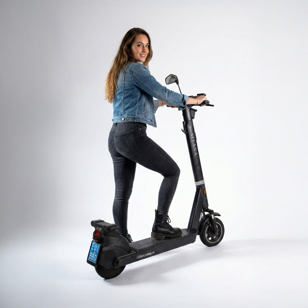RDW-goedgekeurde SELANA Alpha e-step met blauwe kentekenplaat